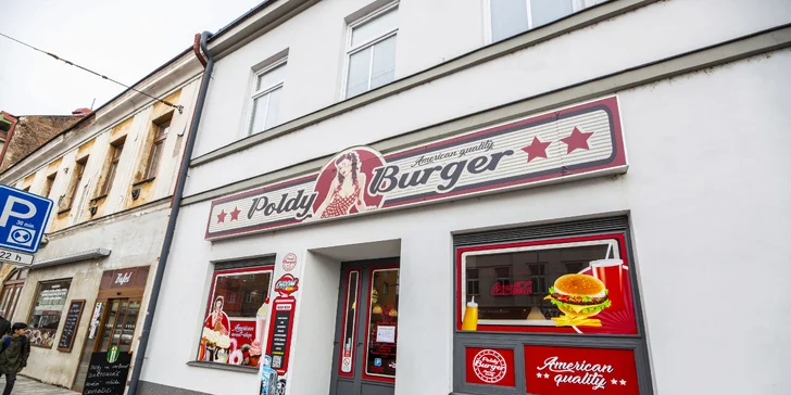 Hovězí burger s cibulovými kroužky, steakovými hranolkami a dipem pro dva