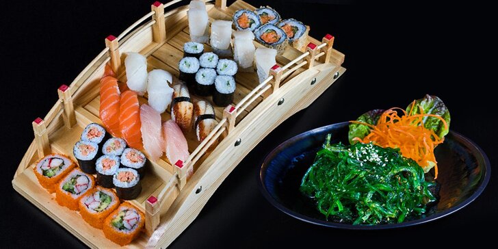 Lahodný sushi set s wakame salátem: losos, úhoř, hřebenatka i pikantní tuňák
