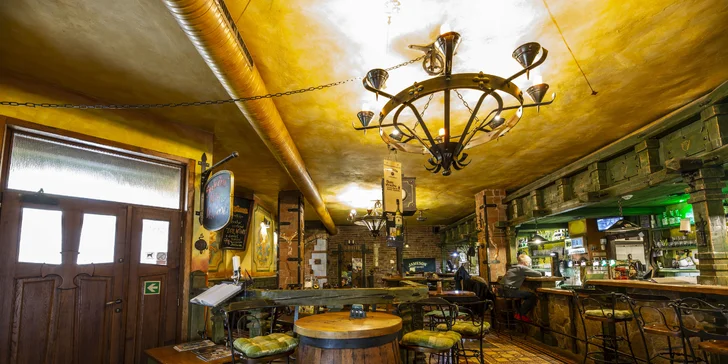 Masové prkno v irské restauraci pro 2 osoby: žebra, hovězí steak, křídla i krevety