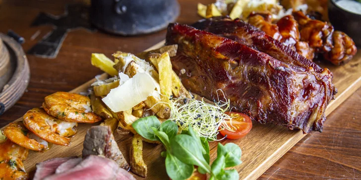Masové prkno v irské restauraci: křídla, žebra, hovězí steak i krevety