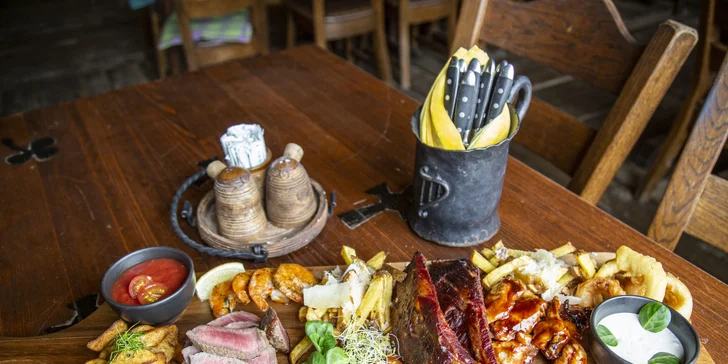 Masové prkno v irské restauraci pro 2 osoby: žebra, hovězí steak, křídla i krevety