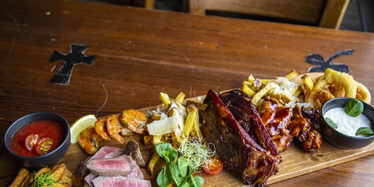 Masové prkno v irské restauraci pro 2 osoby: žebra, hovězí steak, křídla i krevety