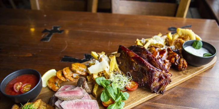 Masové prkno v irské restauraci: křídla, žebra, hovězí steak i krevety