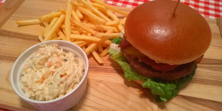200g burger z anguse, hranolky a salát coleslaw pro 1 i 2 osoby