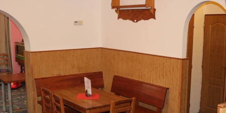 Jídlo do ruky: kebab v tortille plný masa a zeleniny