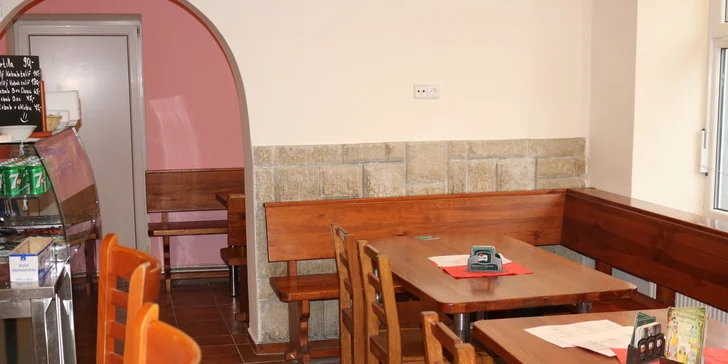 Jídlo do ruky: kebab v tortille plný masa a zeleniny