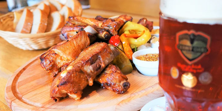 Pořádné jídlo: 1 kg pečených vepřových žeber, zelenina, omáčky a chleba