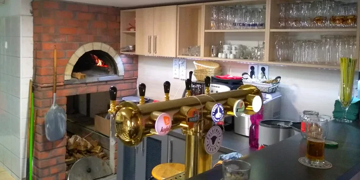 Pizza z pece U Pepy: výběr ze 6 druhů s mozarellou a šunkou nebo paprikášem