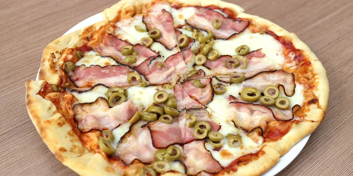 Pizza z pece U Pepy: výběr ze 6 druhů s mozarellou a šunkou nebo paprikášem