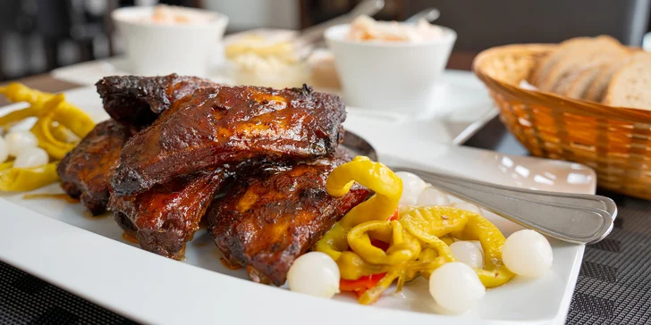 Šťavnatá žebírka na černém pivu a chilli, salát Coleslaw a škvarková pomazánka pro 2 osoby