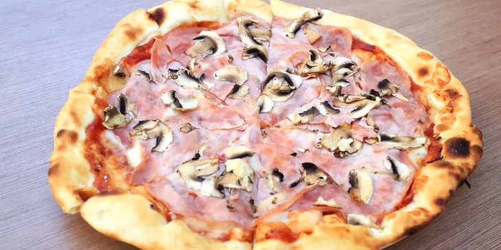 Pizza z pece U Pepy: výběr ze 6 druhů s mozarellou a šunkou nebo paprikášem