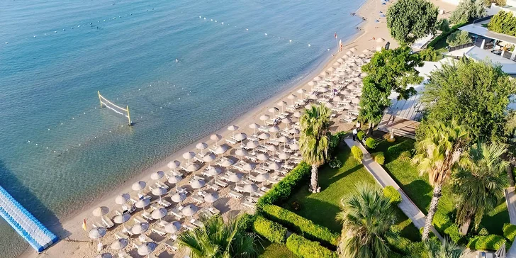 Písečná pláž s pozvolným vstupem do moře se nachází hned u hotelu.