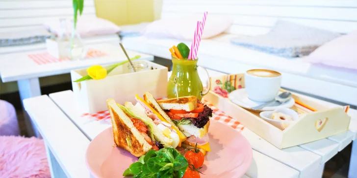 Snídaně jako od babičky: sandwich, lívance, jogurt s müsli a smoothie i fresh