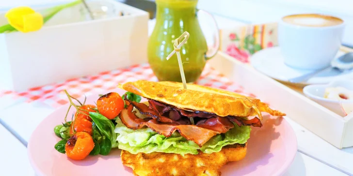 Snídaně jako od babičky: sandwich, lívance, jogurt s müsli a smoothie i fresh