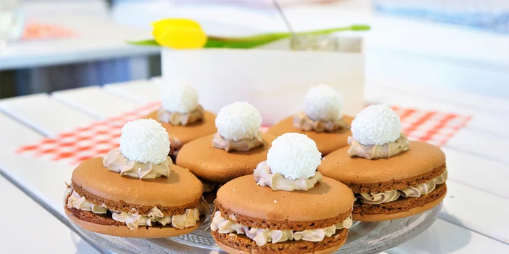 Snídaně jako od babičky: sandwich, lívance, jogurt s müsli a smoothie i fresh