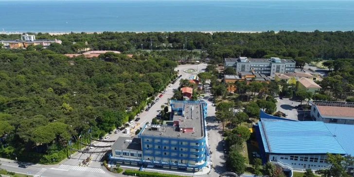 Najdete tu také mnoho hřišť: na basket, tenis, volejbal, plážový volejbal či fotbal. 
