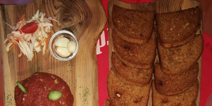 300 g jemně nasekaného tataráku, 10 topinek a domácí zelný salát