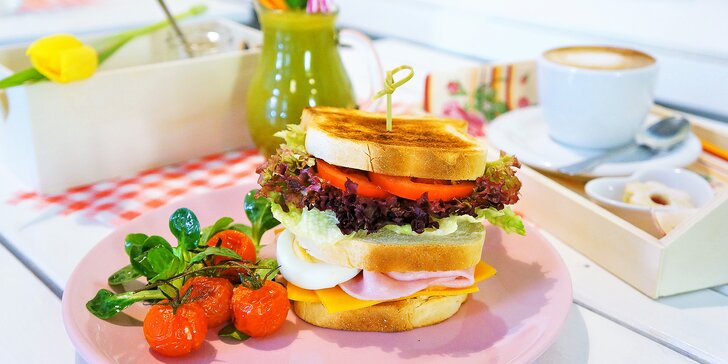Snídaně jako od babičky: sandwich, lívance, jogurt s müsli a smoothie i fresh