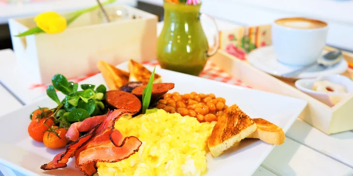 Snídaně jako od babičky: sandwich, lívance, jogurt s müsli a smoothie i fresh