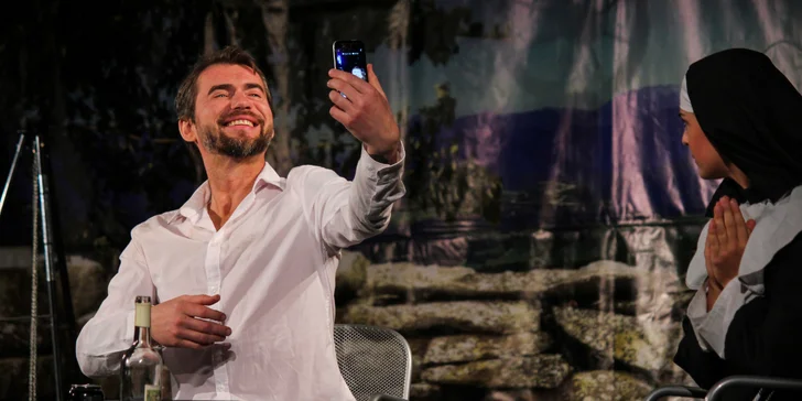 Vstupenka na divadelní komedii Svaté neřesti