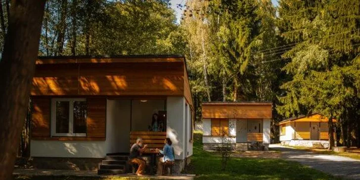 Krásné chatky v panenské přírodě Vysočiny pro 5–12 os. i 4 h. koupání v sudu