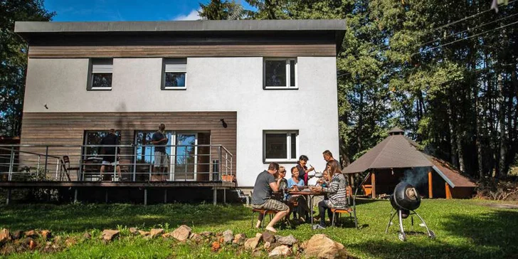 Krásné chatky v panenské přírodě Vysočiny pro 5–12 os. i 4 h. koupání v sudu