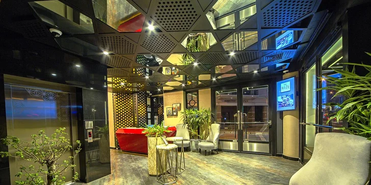 Každý den vás tu také čekají bohaté snídaně – podávají se cca od 7:30 do 10:30 v moderní restauraci s výhledem na Staré město.