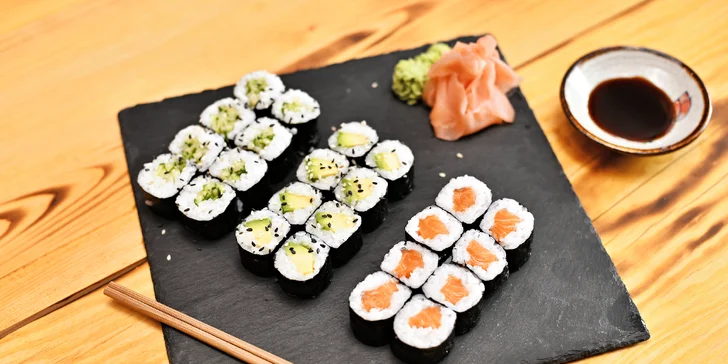 Dostanete pochopitelně i wasabi, sójovou omáčku a zázvor. Jinak by to ani nešlo. 