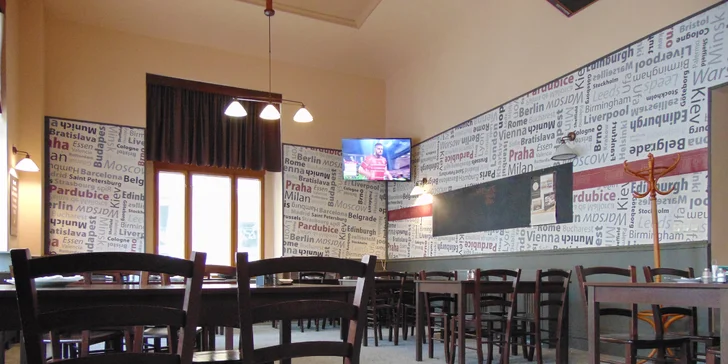 Burger s trhaným vepřovým nebo hovězím masem a steakové hranolky v restauraci Evropa