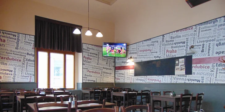 Burger s trhaným vepřovým nebo hovězím masem a steakové hranolky v restauraci Evropa