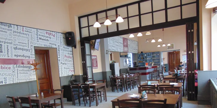 Burger s trhaným vepřovým nebo hovězím masem a steakové hranolky v restauraci Evropa