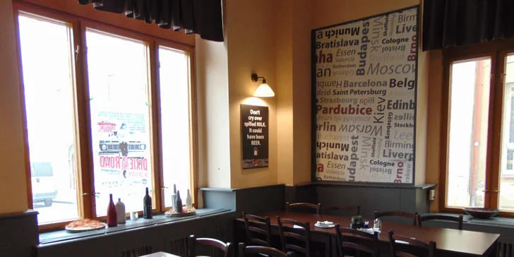 Burger s trhaným vepřovým nebo hovězím masem a steakové hranolky v restauraci Evropa