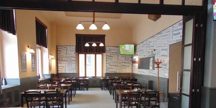 Burger s trhaným vepřovým nebo hovězím masem a steakové hranolky v restauraci Evropa
