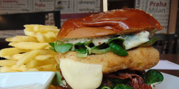 Burger Evropa s hovězím masem i smaženým sýrem a hranolky pro 1 či 2 os.