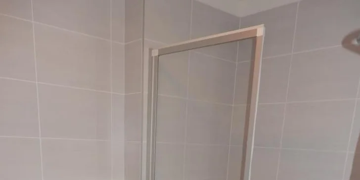 Pokoje mají vlastní koupelnu s vanou či sprchovým koutem, WC a vysoušečem vlasů. 