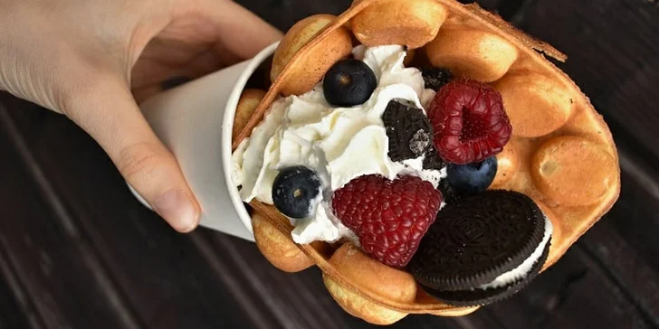 Sestavte si vlastní vafli s pořádnou porcí šlehačky, ovoce a dalších dobrot