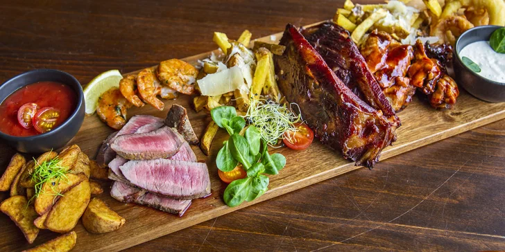 Masové prkno v irské restauraci pro 2 osoby: žebra, hovězí steak, křídla i krevety