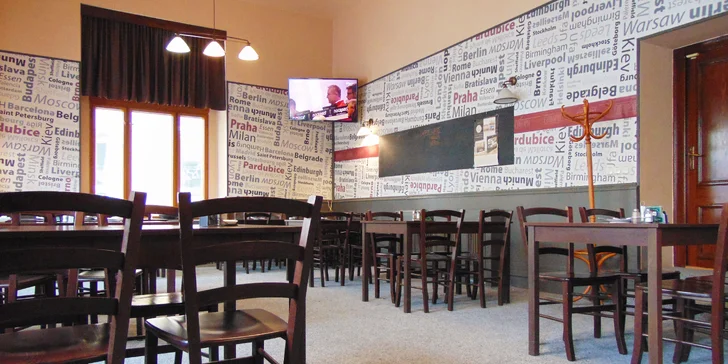 Burger s trhaným vepřovým nebo hovězím masem a steakové hranolky v restauraci Evropa
