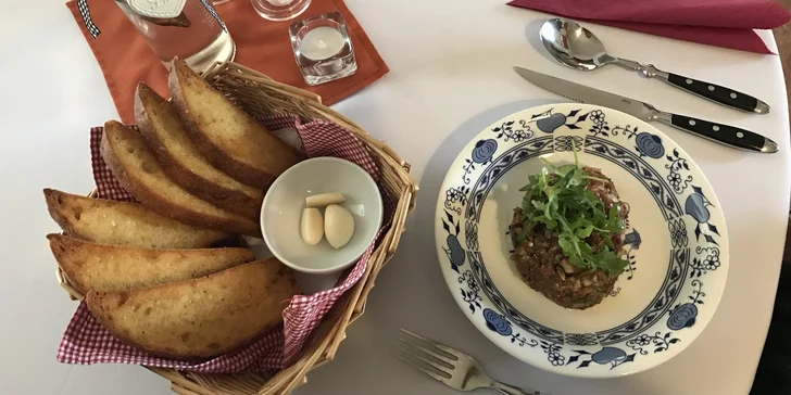 300 g tataráku namíchaného s kapary, cornichons a k tomu 6 topinek