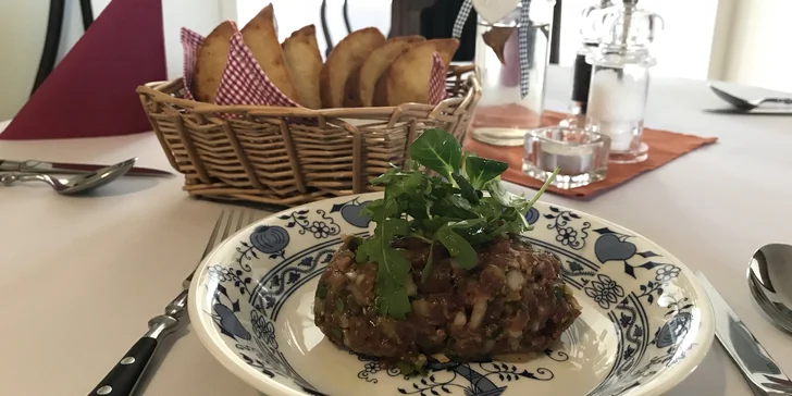 300 g tataráku namíchaného s kapary, cornichons a k tomu 6 topinek