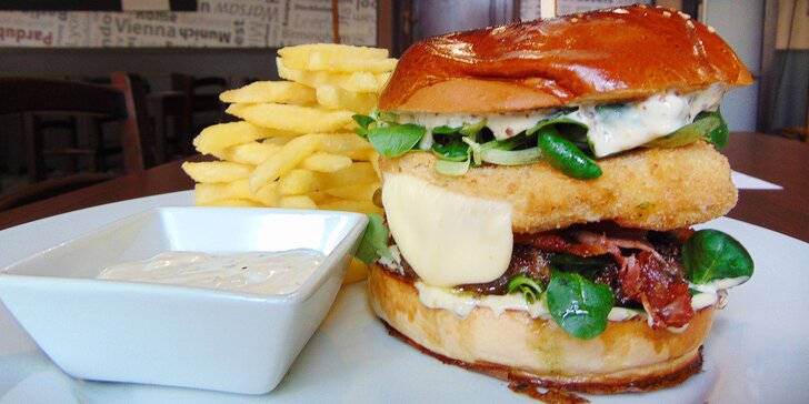 Burger Evropa s hovězím masem i smaženým sýrem a hranolky pro 1 či 2 os.