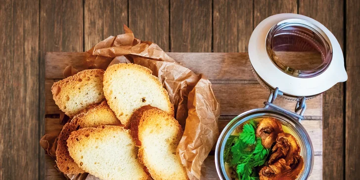 3chodové menu pro dva: telecí rilletes, kachní prso nebo salát a ananasové carpaccio se sorbetem