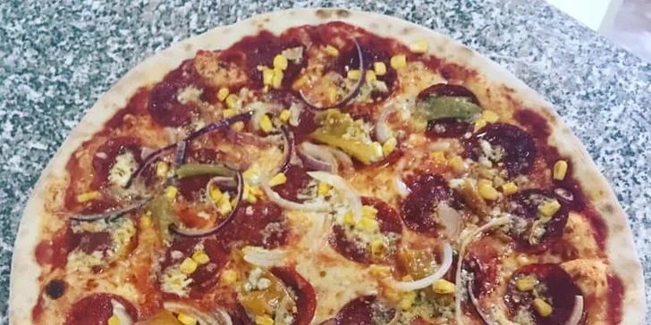 Dvě nebo čtyři pizzy podle výběru z 26 druhů, průměr 32 nebo 40 cm