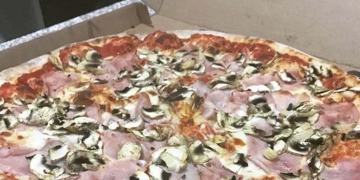 Dvě nebo čtyři pizzy podle výběru z 26 druhů, průměr 32 nebo 40 cm