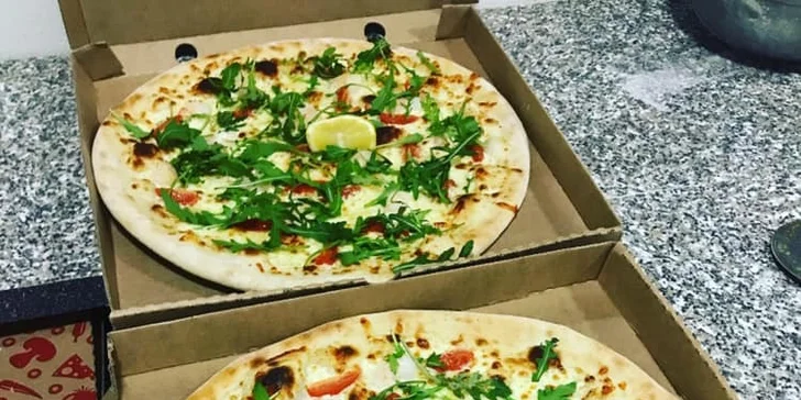 Dvě nebo čtyři pizzy podle výběru z 26 druhů, průměr 32 nebo 40 cm