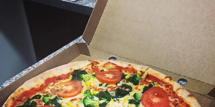 Dvě nebo čtyři pizzy podle výběru z 26 druhů, průměr 32 nebo 40 cm