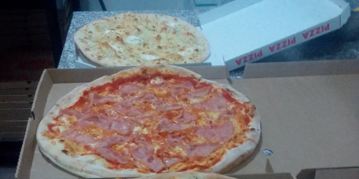 Dvě nebo čtyři pizzy podle výběru z 26 druhů, průměr 32 nebo 40 cm