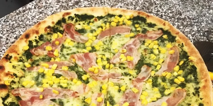 Dvě nebo čtyři pizzy podle výběru z 26 druhů, průměr 32 nebo 40 cm