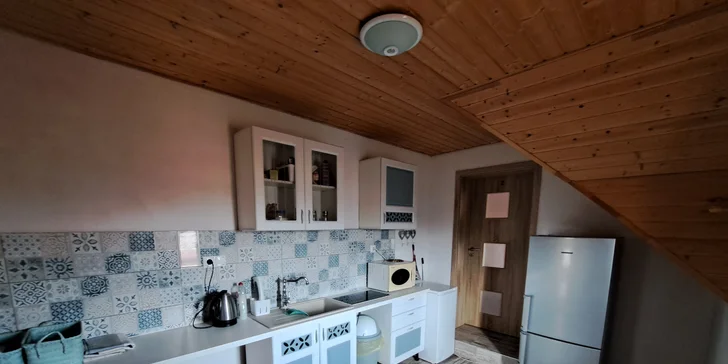 Dom, v ktorom sa ubytujete, má 3 účelné izby, jedna na prízemí a 2 na poschodí. 