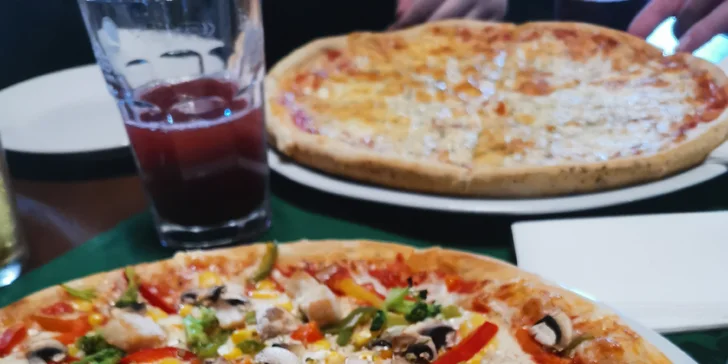 1–4 křupavé a nazdobené pizzy podle výběru